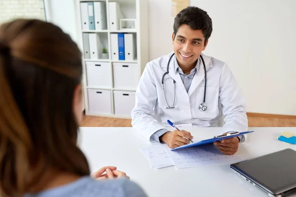 Médecin avec presse-papiers et patient à l'hôpital — Photo