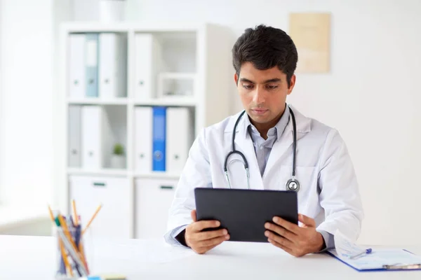 Medico con tablet pc e stetoscopio in clinica — Foto Stock