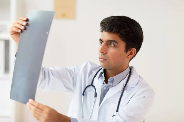 Médecin qui regarde la radiographie de la colonne vertébrale à la clinique — Photo