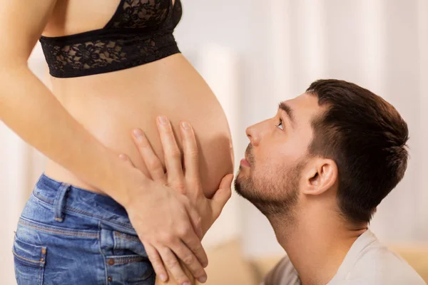 Hombre feliz tocando vientre de mujer embarazada —  Fotos de Stock