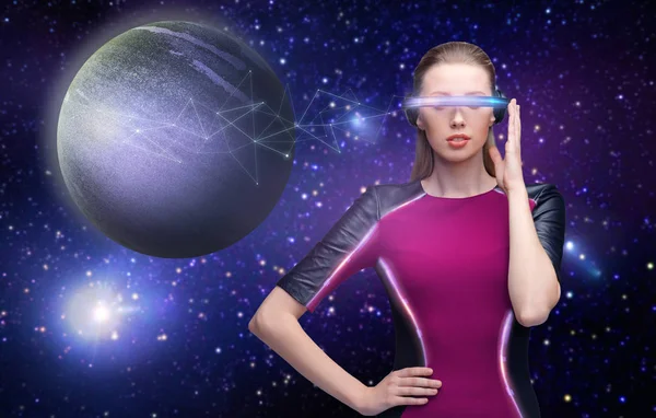 Žena v virtuální realita brýle nad prostor — Stock fotografie