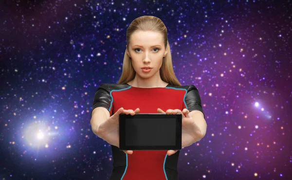 Mujer futurista con tableta PC sobre el espacio — Foto de Stock