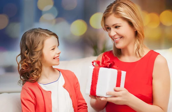Mutlu anne ve kızı ile hediye kutusu — Stok fotoğraf
