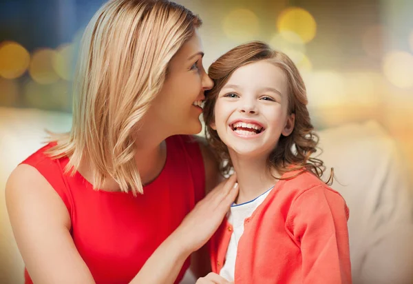 Boldog anya és a lány suttogott fülébe — Stock Fotó