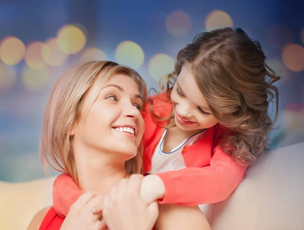 Šťastná matka a dcera objímají — Stock fotografie
