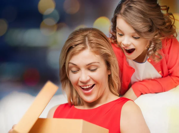 幸福的母亲和女儿与礼品盒 — 图库照片