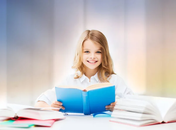 Glücklich lächelnde Studentin liest Buch — Stockfoto