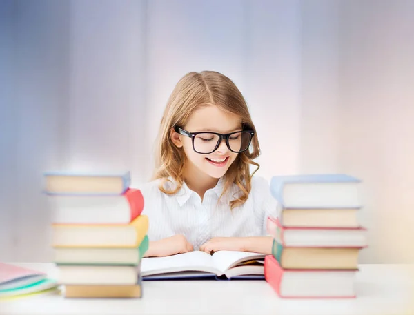 Feliz sorrindo estudante menina leitura livro — Fotografia de Stock