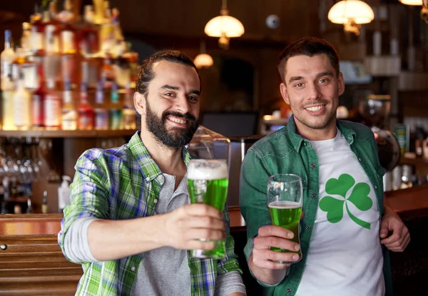 Amigos do sexo masculino beber cerveja verde no bar ou pub — Fotografia de Stock