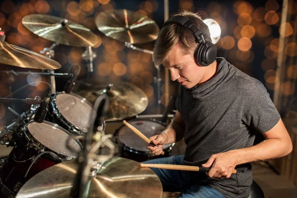 Musiker spielt Schlagzeug bei Konzert über Lichtern — Stockfoto