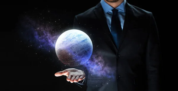 Az üzletember a bolygó hologram közelről — Stock Fotó