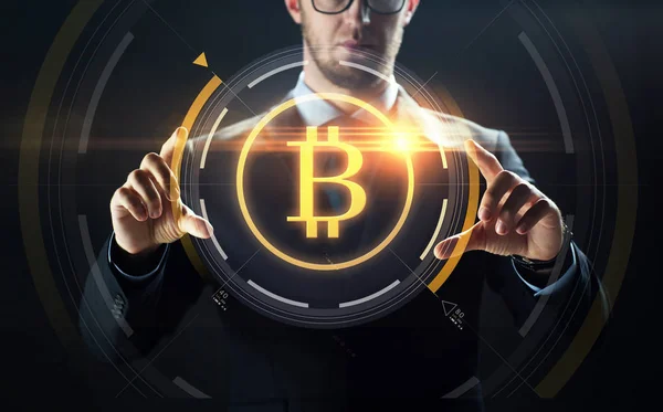 Primer plano del hombre de negocios con el holograma bitcoin —  Fotos de Stock