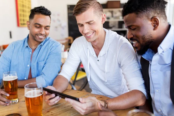 喝啤酒在 tablet pc 的男性朋友酒吧 — 图库照片