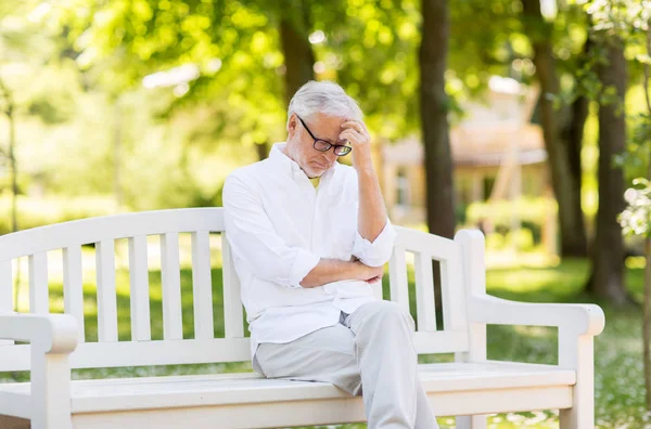 Gondolkodó idősebb ember a nyári park — Stock Fotó