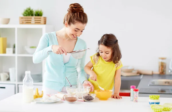 幸福的母亲和女儿在家烘烤 — 图库照片
