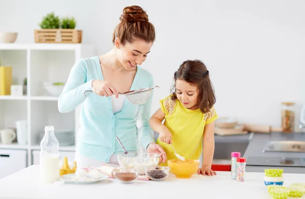 Glückliche Mutter und Tochter backen zu Hause — Stockfoto