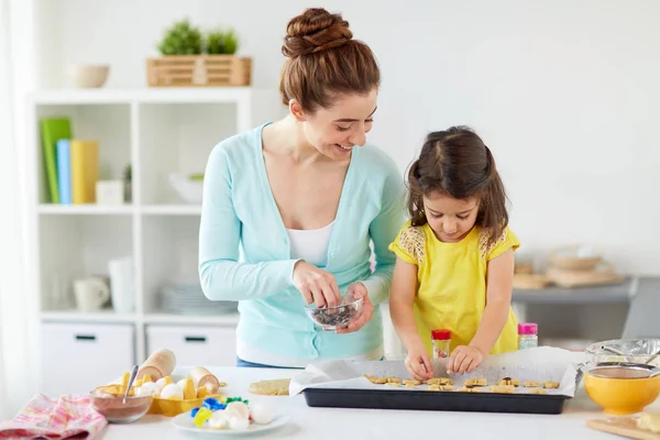 Mutlu anne ve kızı evde kurabiye yapma — Stok fotoğraf