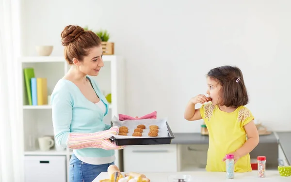 Feliz madre e hija hornear galletas en casa — Foto de Stock