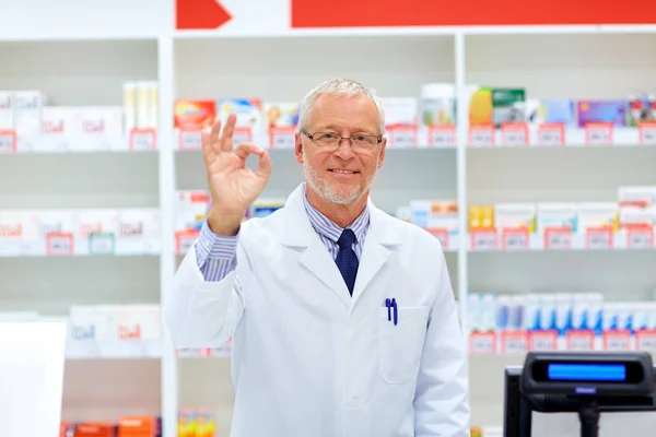 Vedoucí lékárník v lékárně ukazuje značka ok ruky — Stock fotografie
