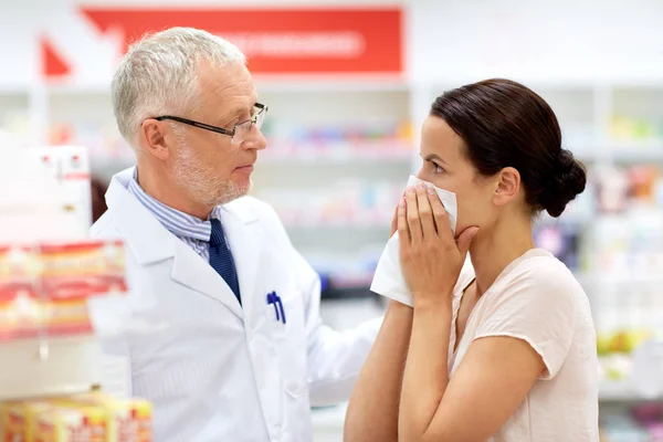 Apotheker und kranker Kunde in der Apotheke — Stockfoto