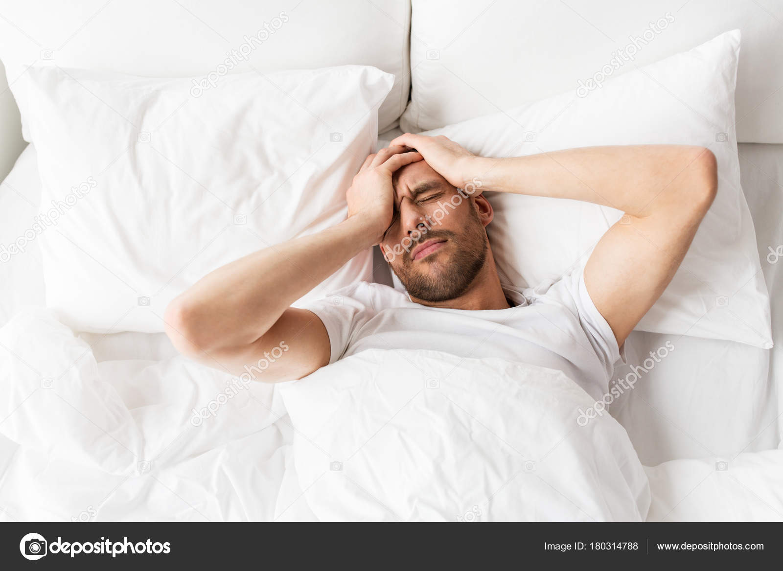 Почему утром болит голова после сна. Похмелье в постели. Человек проснулся с головной болью. Мужчина с похмелья. Болит голова после сна.