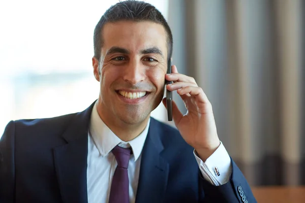 Uomo d'affari che chiama su smartphone in camera d'albergo — Foto Stock