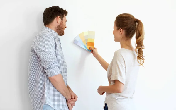 Lyckliga par med färg prover på nya hem — Stockfoto