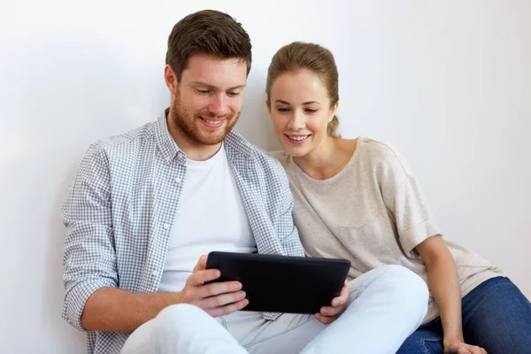 Casal feliz com computador tablet pc — Fotografia de Stock