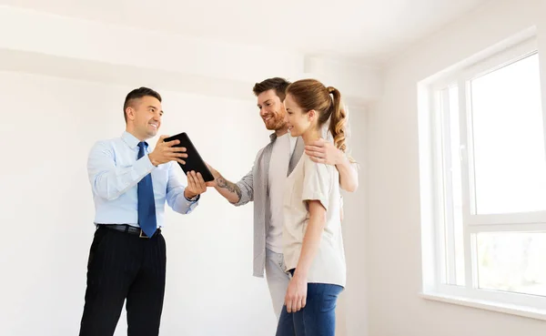 Par och mäklaren med TabletPC på nya hem — Stockfoto