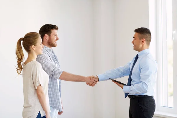 Uomo e agente immobiliare stringere la mano a nuova casa — Foto Stock