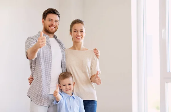 Boldog család gyermekkel költözik új otthonba — Stock Fotó