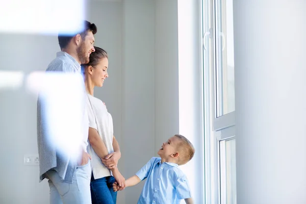 Щаслива сім'я з дитиною в новому будинку або квартирі — стокове фото
