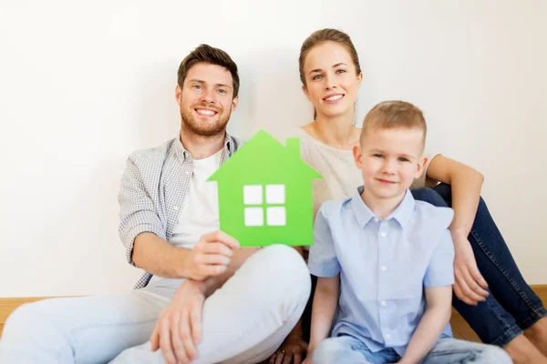 Famille heureuse avec maison verte déménageant dans une nouvelle maison — Photo