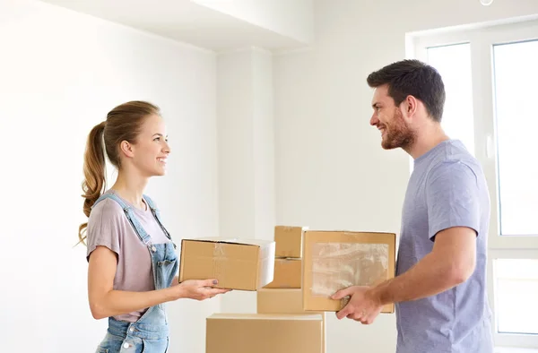 Feliz pareja con cajas mudándose a un nuevo hogar —  Fotos de Stock