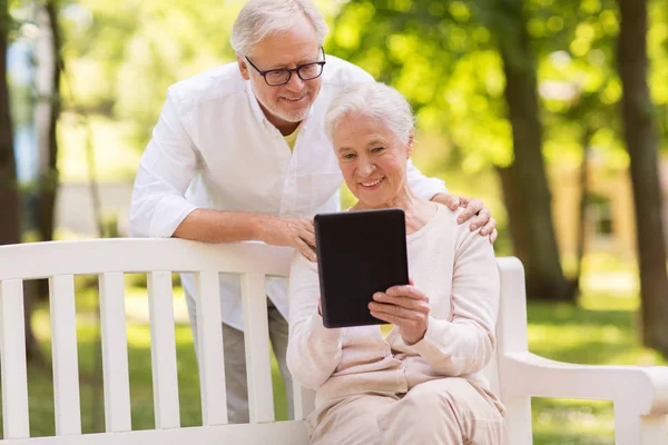 Felice coppia anziana con tablet pc al parco estivo — Foto Stock