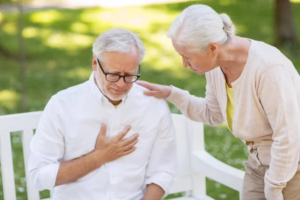 Seniorin wird im Sommerpark krank — Stockfoto