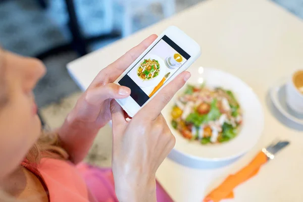 Mulher com smartphone fotografando comida no café — Fotografia de Stock