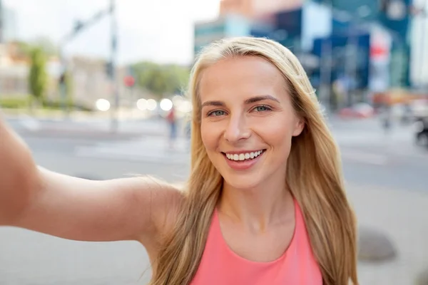 Jovem feliz tomando selfie na rua da cidade — Fotografia de Stock