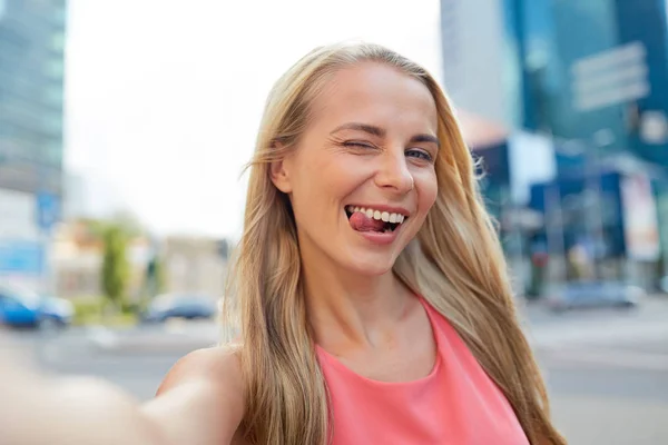 Jovem feliz tomando selfie na rua da cidade — Fotografia de Stock