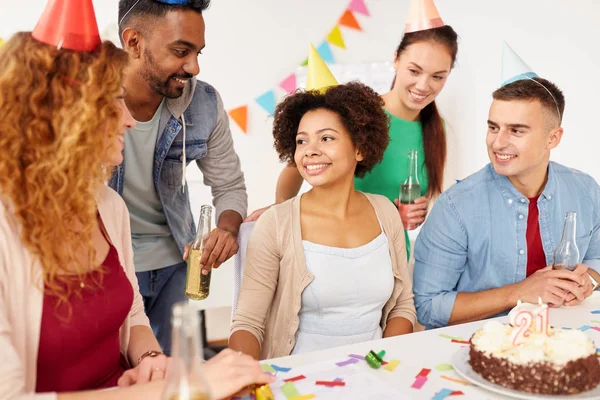 Equipo saludo colega en fiesta de cumpleaños de la oficina — Foto de Stock