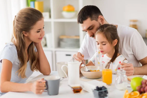 Mutlu aile kahvaltısını evde yapıyor. — Stok fotoğraf