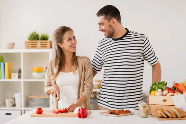 Feliz pareja cocina comida en casa cocina —  Fotos de Stock