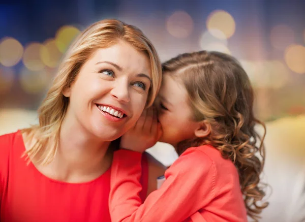 Glad mamma och flicka viskar i örat — Stockfoto