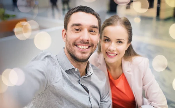 Casal feliz tomando selfie no shopping ou escritório — Fotografia de Stock