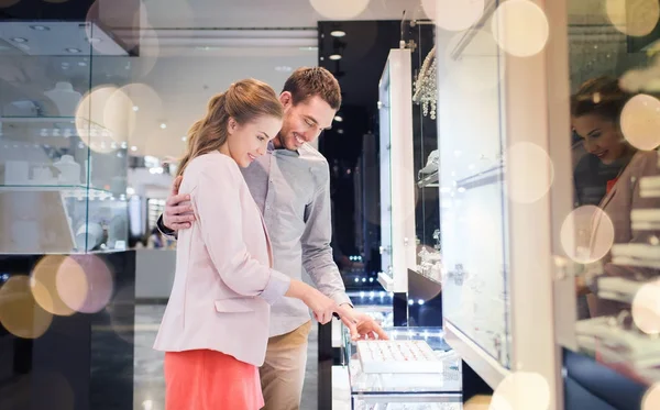 Happy couple choosing engagement ring in mall — Stock Photo, Image