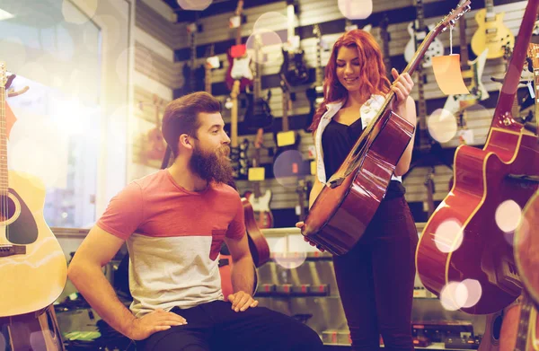 Coppia di musicisti con chitarra al negozio di musica — Foto Stock