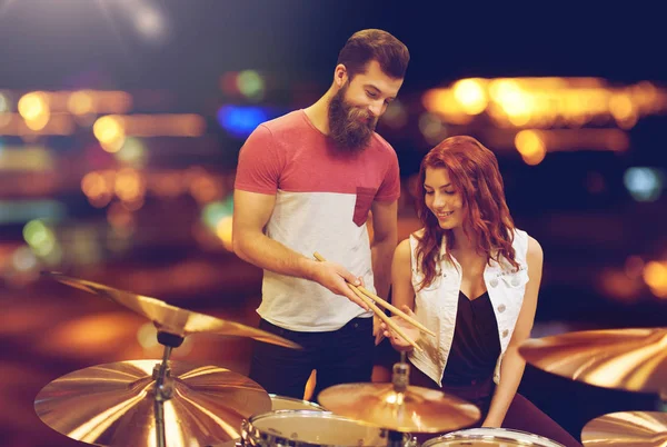 Man and woman with drum kit at music store — Stock Photo, Image