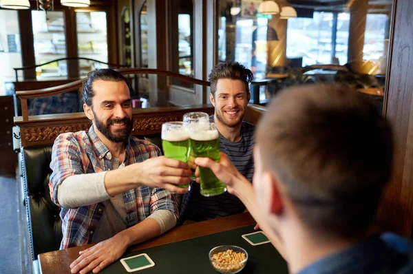 Manliga vänner dricka grön öl på bar eller pub — Stockfoto