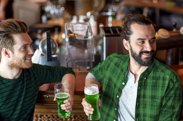Mužských přátel zelené pivo v baru nebo v hospodě — Stock fotografie