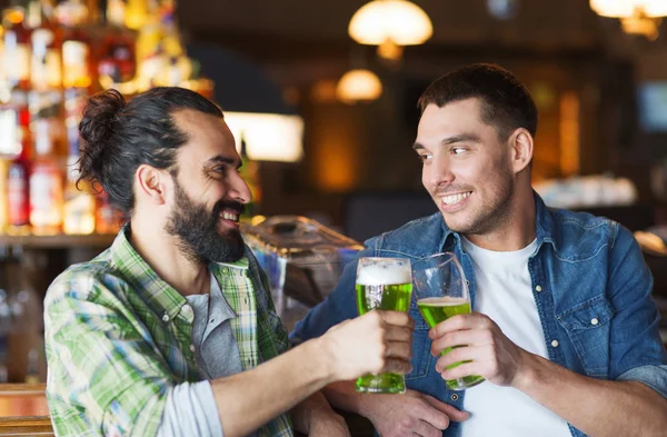 Amigos do sexo masculino beber cerveja verde no bar ou pub — Fotografia de Stock
